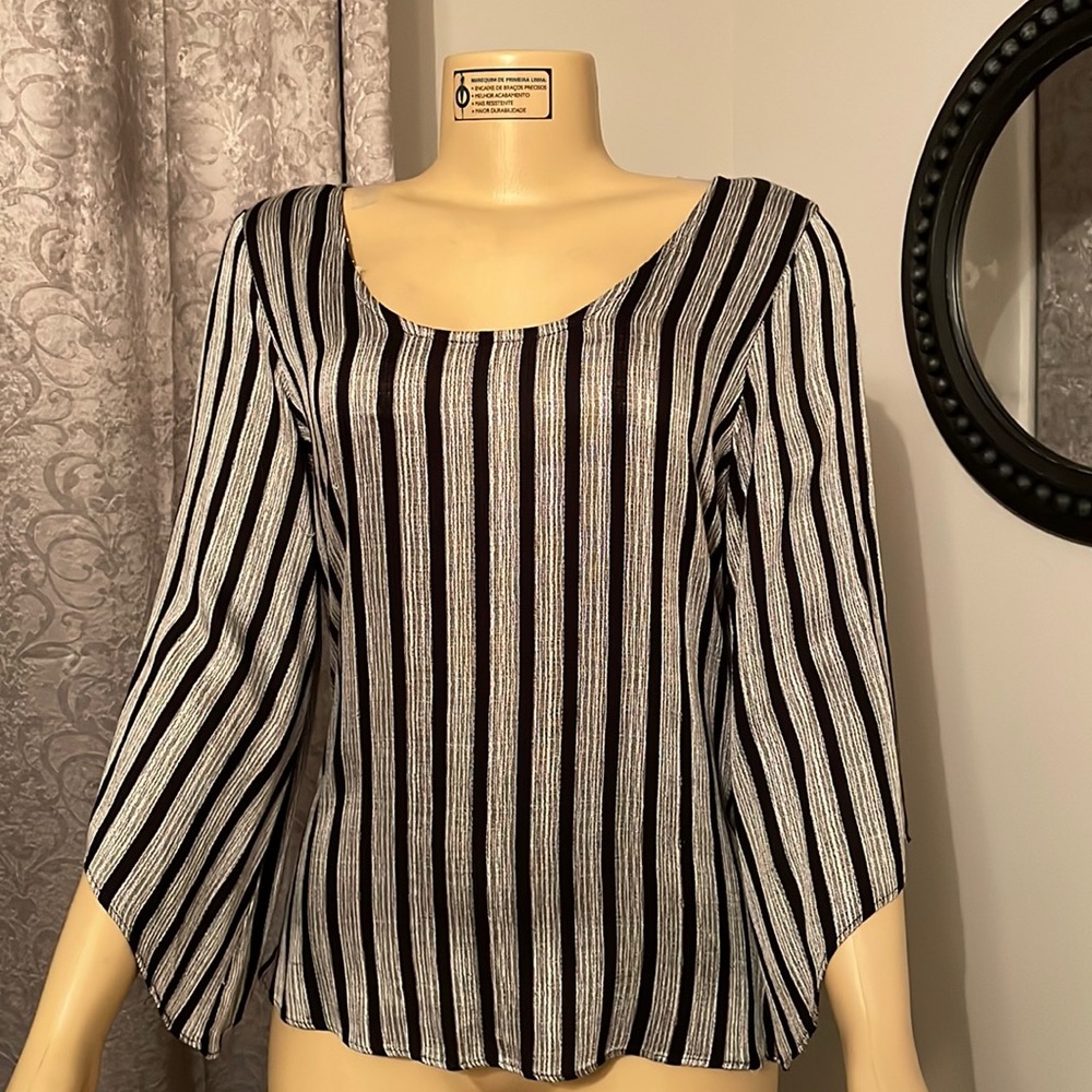 Beautiful black and grey shirt (check pictures of the back)